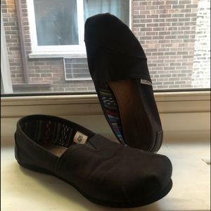 Black TOMS